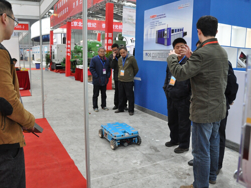 问鼎体育平台_问鼎(中国)参加2015中国西部国际装备制造业博览会-技术人员向观众讲解产品-2.jpg