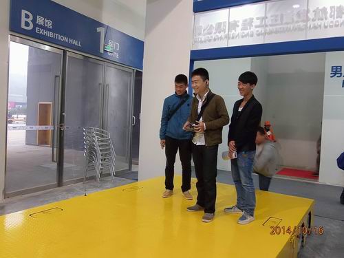 问鼎体育平台_问鼎（中国）参展2014绵阳科博会-观众对全向移动平台表现了浓厚的兴趣.jpg